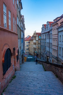 Prag Şatosu, Çek Cumhuriyeti 'ne giden bir merdivenin gün batımı manzarası.