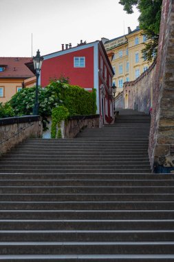 Prag Şatosu, Çek Cumhuriyeti 'ne giden bir merdivenin gün batımı manzarası.