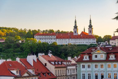 Çek Cumhuriyeti Prag 'daki Strahov manastırının günbatımı manzarası.