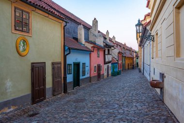 Prag Şatosu 'ndaki altın şeritten gün batımı manzarası, Çek Cumhuriyeti.