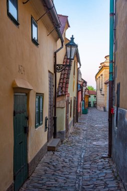 Prag Şatosu 'ndaki altın şeritten gün batımı manzarası, Çek Cumhuriyeti.