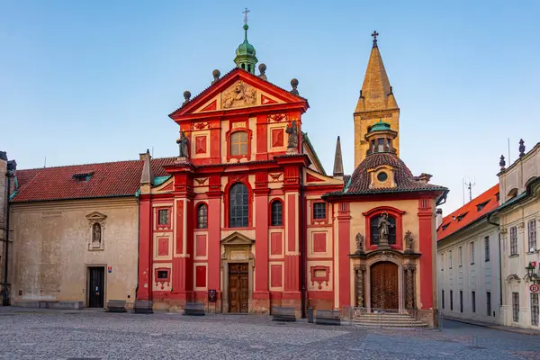 Çek Cumhuriyeti Prag kalesindeki Aziz George Manastırı 'nın günbatımı manzarası.