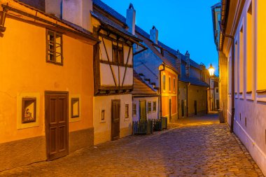 Prag Şatosu 'ndaki altın şeritten gün batımı manzarası, Çek Cumhuriyeti.