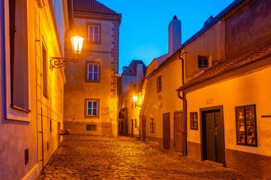 Prag Şatosu 'ndaki altın şeritten gün batımı manzarası, Çek Cumhuriyeti.