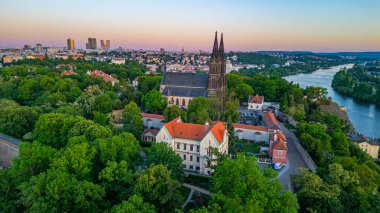 Çek Cumhuriyeti 'nin Prag kentindeki Vysehrad' da Aziz Peter ve Paul Bazilika 'nın günbatımı görüntüsü.