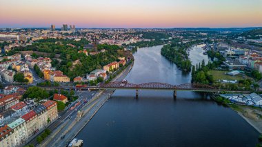 Vysehrad 'ın Prag' daki vyton köprüsünün arkasındaki günbatımı görüntüsü.
