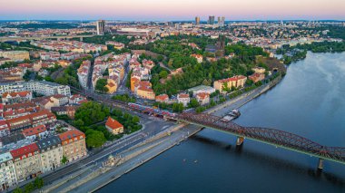 Vysehrad 'ın Prag' daki vyton köprüsünün arkasındaki günbatımı görüntüsü.