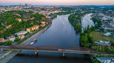 Vysehrad 'ın Prag' daki vyton köprüsünün arkasındaki günbatımı görüntüsü.