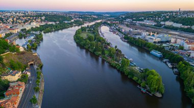 Çek Cumhuriyeti Prag 'daki Cisarska Louka Adası' nın günbatımının görüntüsü.