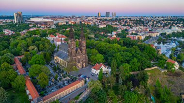 Çek Cumhuriyeti 'nin Prag kentindeki Vysehrad' da Aziz Peter ve Paul Bazilika 'nın günbatımı görüntüsü.