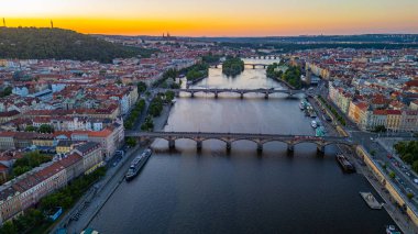 Çek Cumhuriyeti, Prag 'daki Vltava Nehri' ndeki köprülerin günbatımı manzarası.