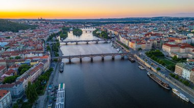 Çek Cumhuriyeti, Prag 'daki Vltava Nehri' ndeki köprülerin günbatımı manzarası.