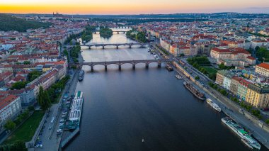 Çek Cumhuriyeti, Prag 'daki Vltava Nehri' ndeki köprülerin günbatımı manzarası.