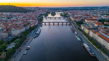 Çek Cumhuriyeti, Prag 'daki Vltava Nehri' ndeki köprülerin günbatımı manzarası.