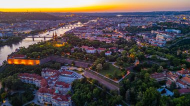 Çek Cumhuriyeti Prag 'da Vysehrad' ın günbatımı görünümü.