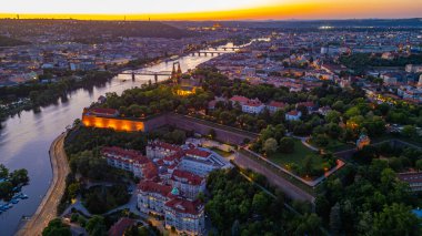 Çek Cumhuriyeti Prag 'da Vysehrad' ın günbatımı görünümü.