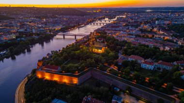 Çek Cumhuriyeti Prag 'da Vysehrad' ın günbatımı görünümü.