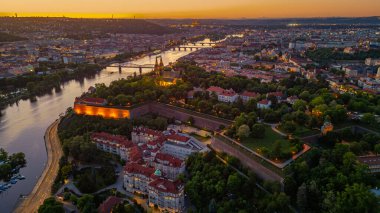 Çek Cumhuriyeti Prag 'da Vysehrad' ın günbatımı görünümü.