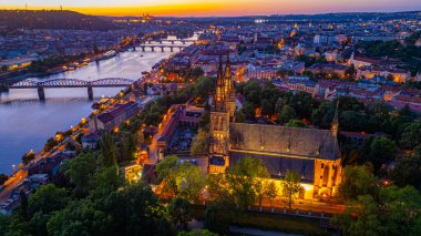 Çek Cumhuriyeti 'nin Prag kentindeki Vysehrad' da Aziz Peter ve Paul Bazilika 'nın günbatımı görüntüsü.