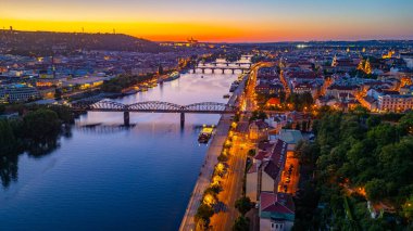 Çek Cumhuriyeti, Prag 'daki Vltava Nehri' ndeki köprülerin günbatımı manzarası.