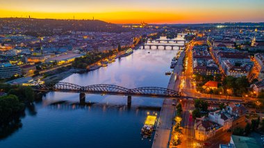 Çek Cumhuriyeti, Prag 'daki Vltava Nehri' ndeki köprülerin günbatımı manzarası.