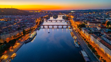 Çek Cumhuriyeti, Prag 'daki Vltava Nehri' ndeki köprülerin günbatımı manzarası.