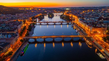 Çek Cumhuriyeti, Prag 'daki Vltava Nehri' ndeki köprülerin günbatımı manzarası.