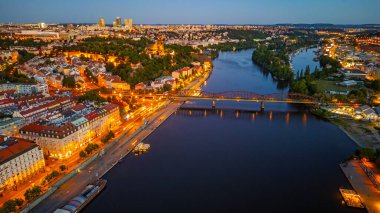 Vysehrad 'ın Prag' daki vyton köprüsünün arkasındaki günbatımı görüntüsü.