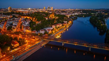 Vysehrad 'ın Prag' daki vyton köprüsünün arkasındaki günbatımı görüntüsü.