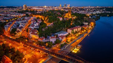Vysehrad 'ın Prag' daki vyton köprüsünün arkasındaki günbatımı görüntüsü.