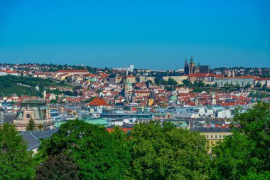 Prag, Çek Cumhuriyeti 'ndeki Rieger Meyve Bahçeleri' nden Prag manzarası.