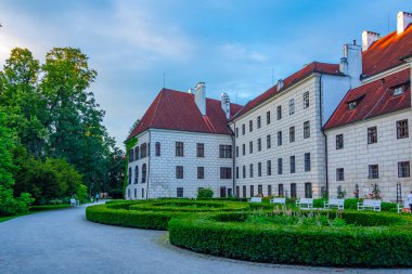Çek Cumhuriyeti 'ndeki Trebon şatosunun gün batımı manzarası.