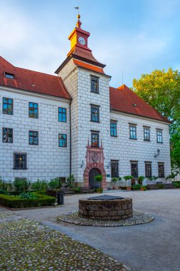 Çek Cumhuriyeti 'ndeki Trebon şatosunun gün batımı manzarası.