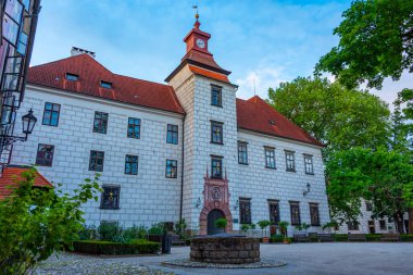 Çek Cumhuriyeti 'ndeki Trebon şatosunun gün batımı manzarası.