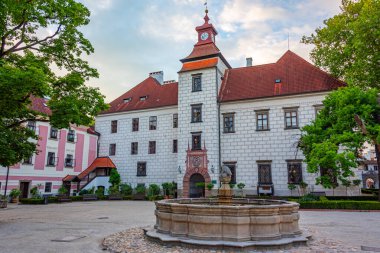 Çek Cumhuriyeti 'ndeki Trebon şatosunun gün batımı manzarası.