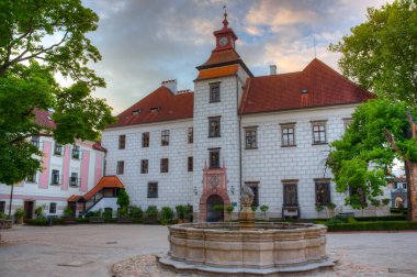 Çek Cumhuriyeti 'ndeki Trebon şatosunun gün batımı manzarası.