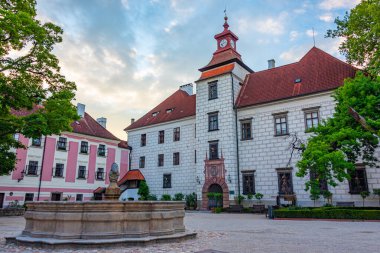 Çek Cumhuriyeti 'ndeki Trebon şatosunun gün batımı manzarası.