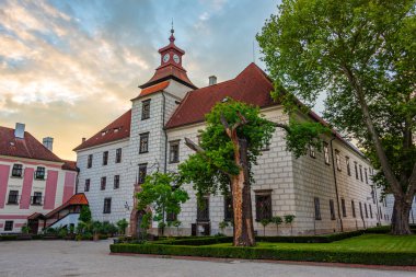 Çek Cumhuriyeti 'ndeki Trebon şatosunun gün batımı manzarası.