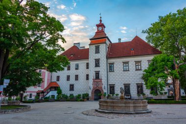 Çek Cumhuriyeti 'ndeki Trebon şatosunun gün batımı manzarası.
