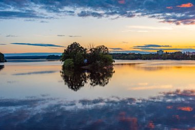 Çek Cumhuriyeti Trebon yakınlarındaki Svet Gölü 'nün gün batımı manzarası.
