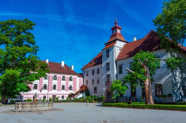 Çek Cumhuriyeti Trebon Şatosu 'nda güneşli bir gün.