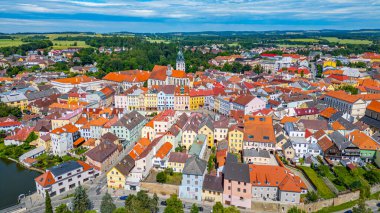 Çek kenti Jindrichuv Hradec.IMAGE 'deki Namesti Miru Meydanı manzarası