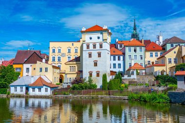 Çek Cumhuriyeti 'nin Jindrichuv Hradec kentindeki Vajgar gölündeki renkli evler.