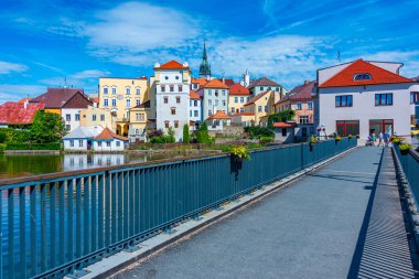 Çek Cumhuriyeti 'nin Jindrichuv Hradec kentindeki Vajgar gölündeki renkli evler.