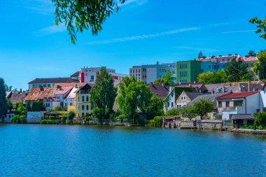 Çek Cumhuriyeti 'nin Jindrichuv Hradec kentindeki Vajgar gölündeki renkli evler.
