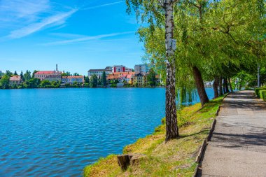 Jindrichuv Hradec Çek Cumhuriyeti 'ndeki Vajgar Gölü manzarası.