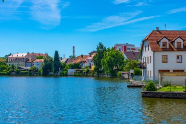 Çek Cumhuriyeti 'nin Jindrichuv Hradec kentindeki Vajgar gölündeki renkli evler.