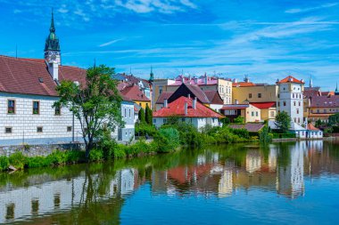 Çek Cumhuriyeti 'nin Jindrichuv Hradec kentindeki Vajgar gölündeki renkli evler.