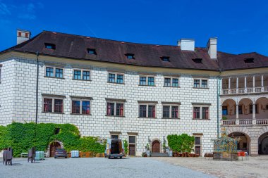 Çek Cumhuriyeti Jindrichuv Hradec 'teki şatonun avlusu.