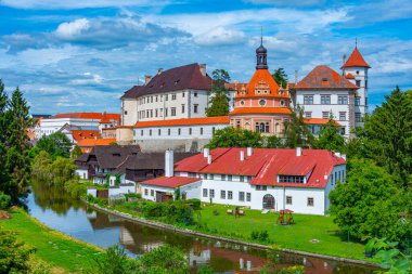 Çek Cumhuriyeti 'nin Jindrichuv Hradec kentindeki renkli evler.